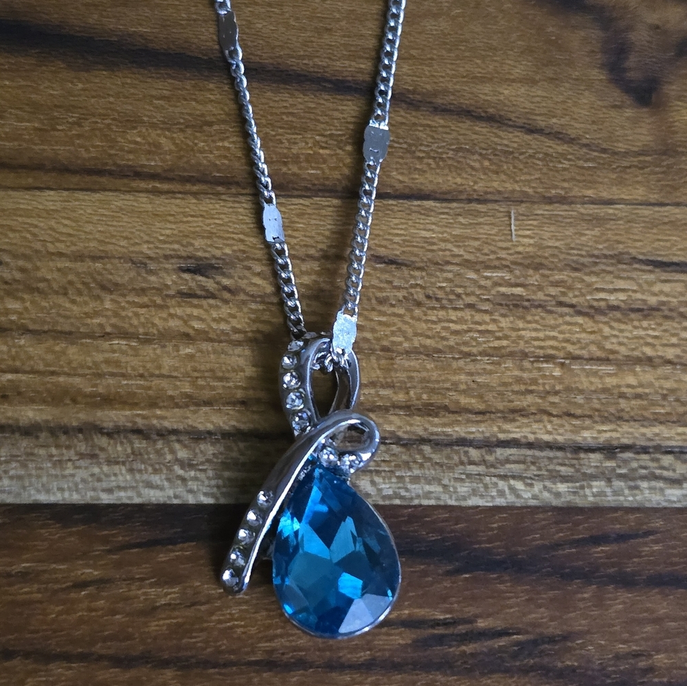 Blue rhinestone pendant necklace